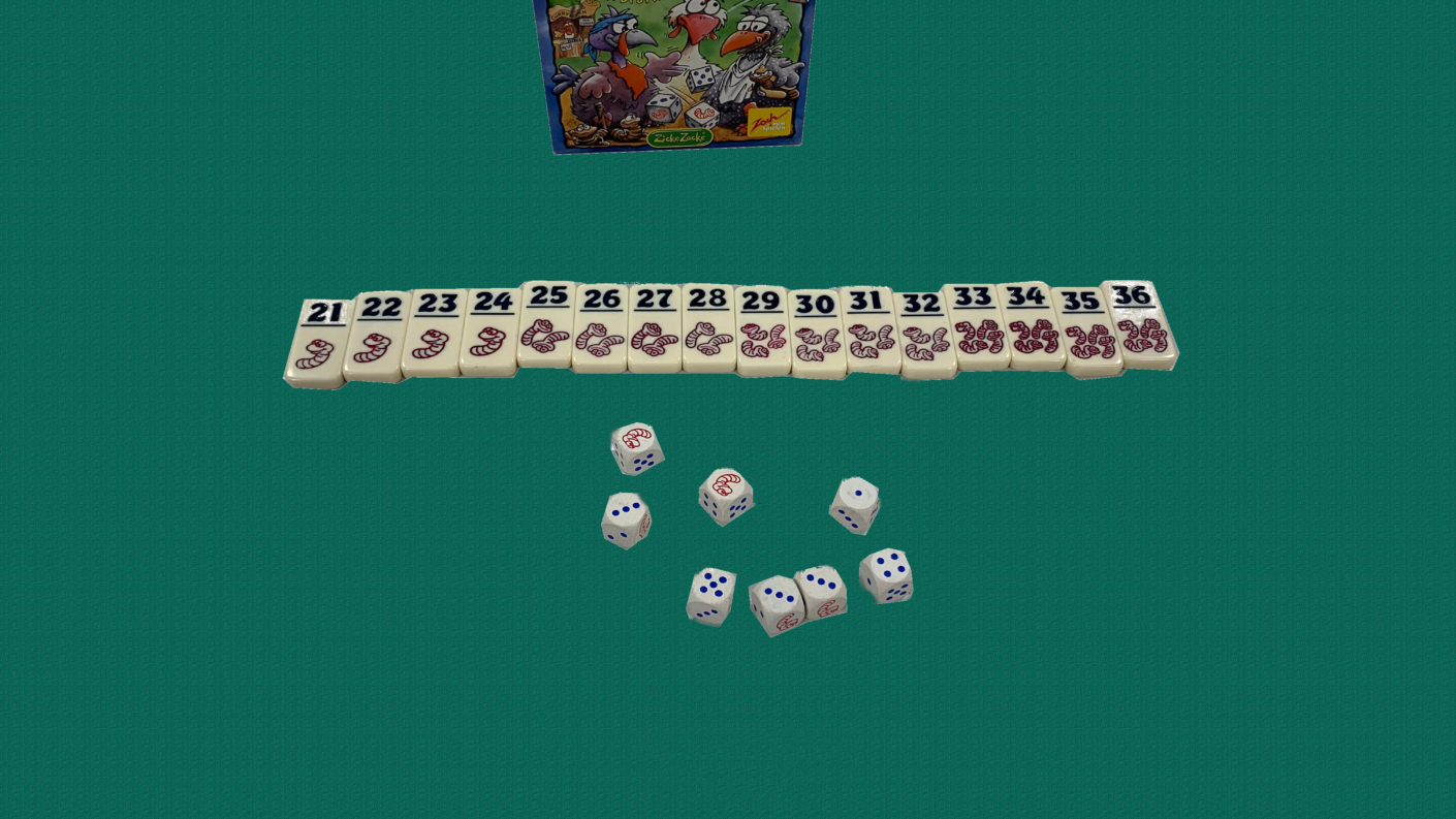 Spielmaterial für das Brettspiel Heck Meck, einschließlich Würfeln und Spielsteinen auf grünem Untergrund.
