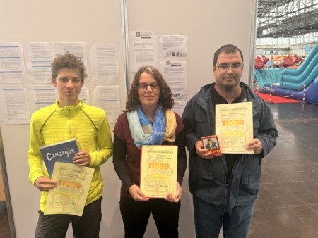 Drei Personen halten Spielpreise und Spiele in einer Indoor-Umgebung.