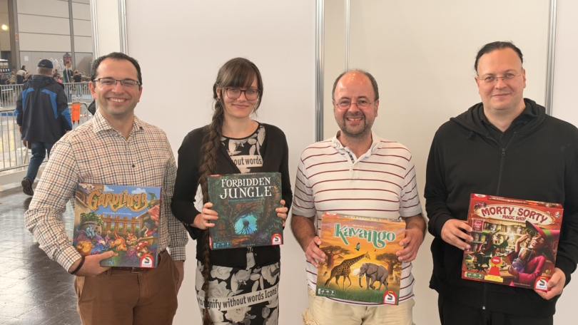 Vier Teilnehmende zeigen Brettspiele auf der Hobbymesse; Wolfram Härig gewann die zweite Sächsische Meisterschaft in „Die Tavernen im tiefen Thal“.