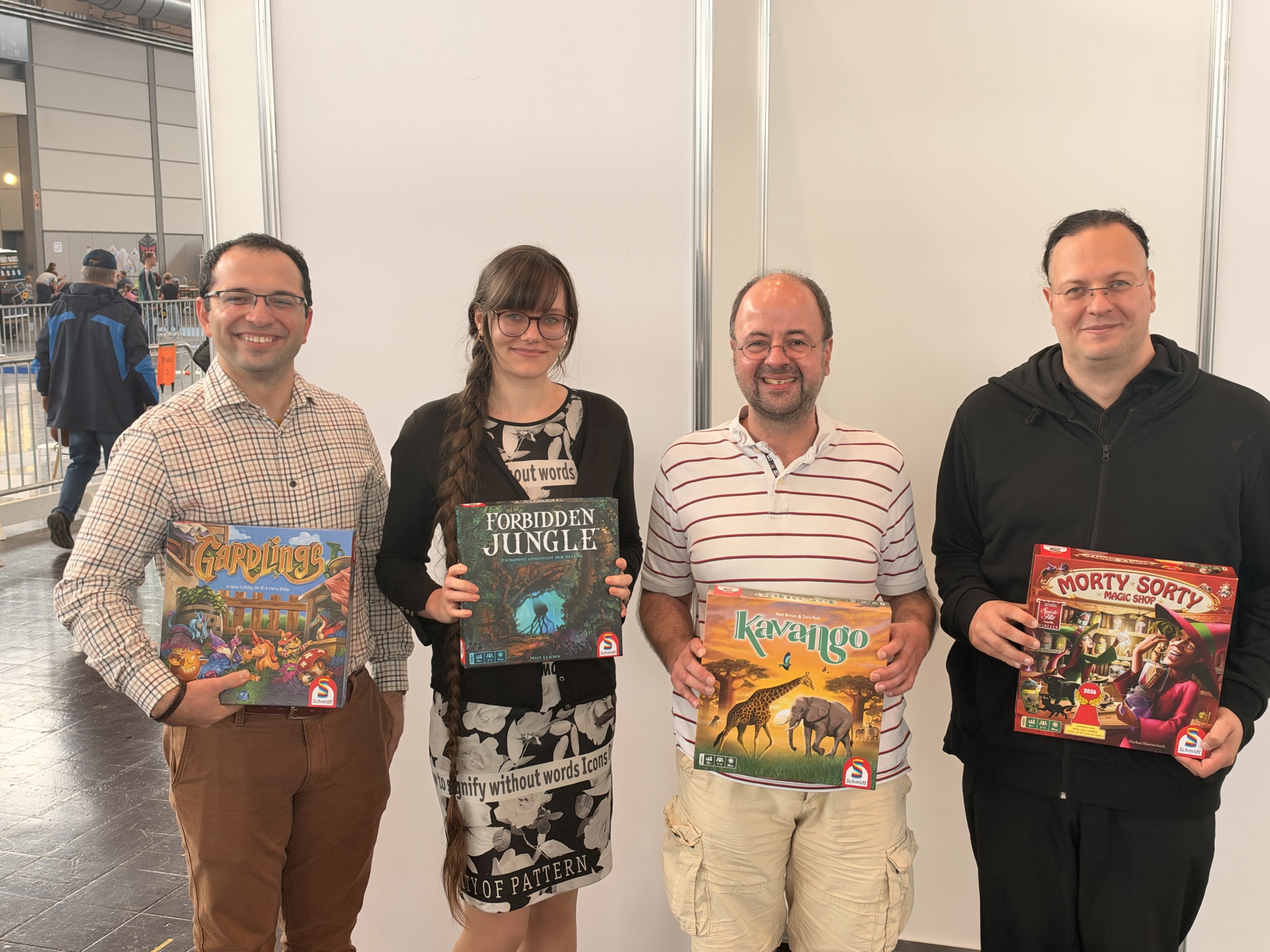 Vier Teilnehmende zeigen Brettspiele auf der Hobbymesse; Wolfram Härig gewann die zweite Sächsische Meisterschaft in „Die Tavernen im tiefen Thal“.