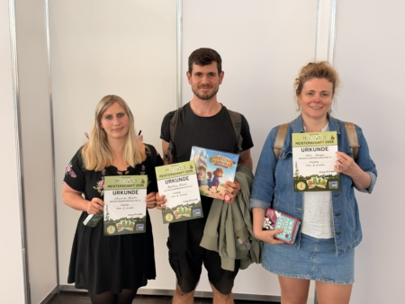 Beim Mischwald-Turnier 2026 präsentieren Christine Köhler, Matthias Köhler und Alice Ebinger ihre Urkunden für die ersten drei Plätze.
