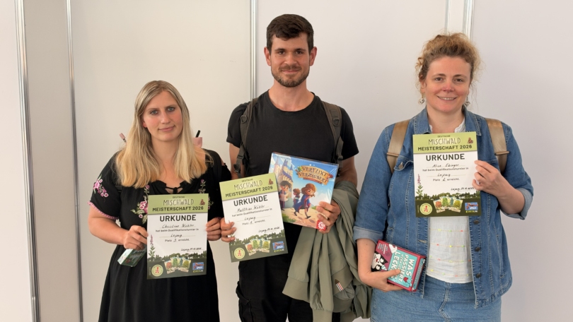 Beim Mischwald-Turnier 2026 präsentieren Christine Köhler, Matthias Köhler und Alice Ebinger ihre Urkunden für die ersten drei Plätze.
